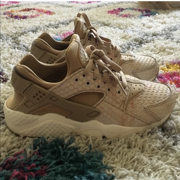 Nike Huarsche Tan and White Sneakers size 6 - Picture 2 of 6